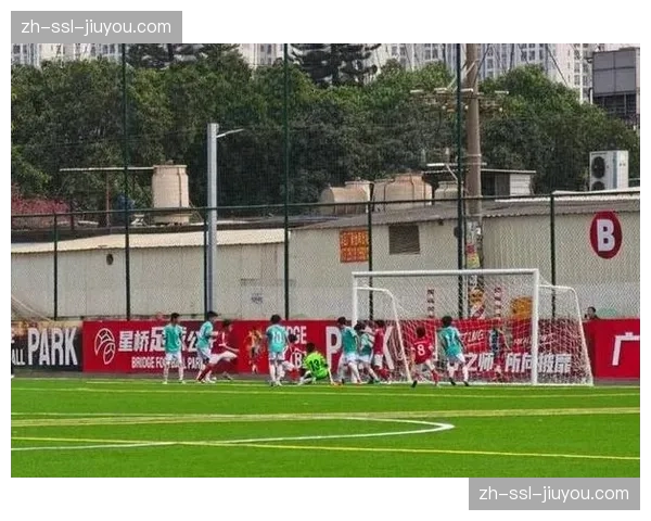 大连英博斯坦丘带伤坚持全场，精神领袖作用感染全队士气